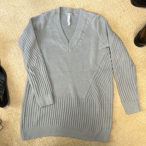 Athleta v-neck tunic sweater in gray blue